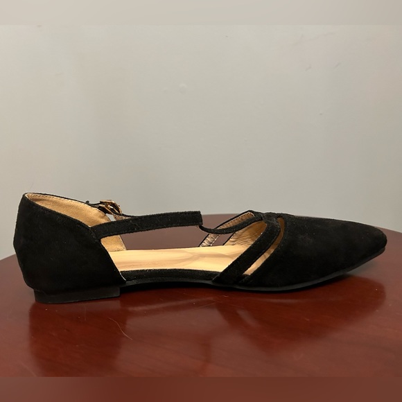 Vegan Suede Black T-Strap Flats, size 39 - Picture 5 of 9